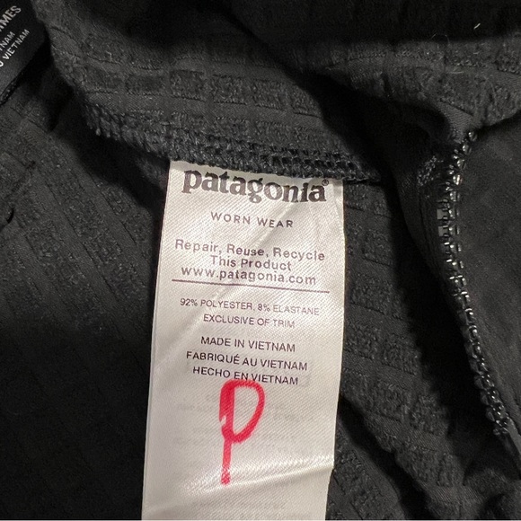 Patagonia s women’s black R1 Tech Face jacket - Picture 5 of 7
